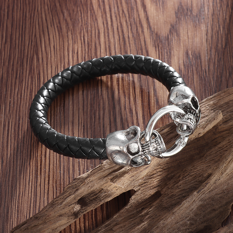 Bracciale in pelle intrecciata - Gothic Skull Ring recensione e prezzo